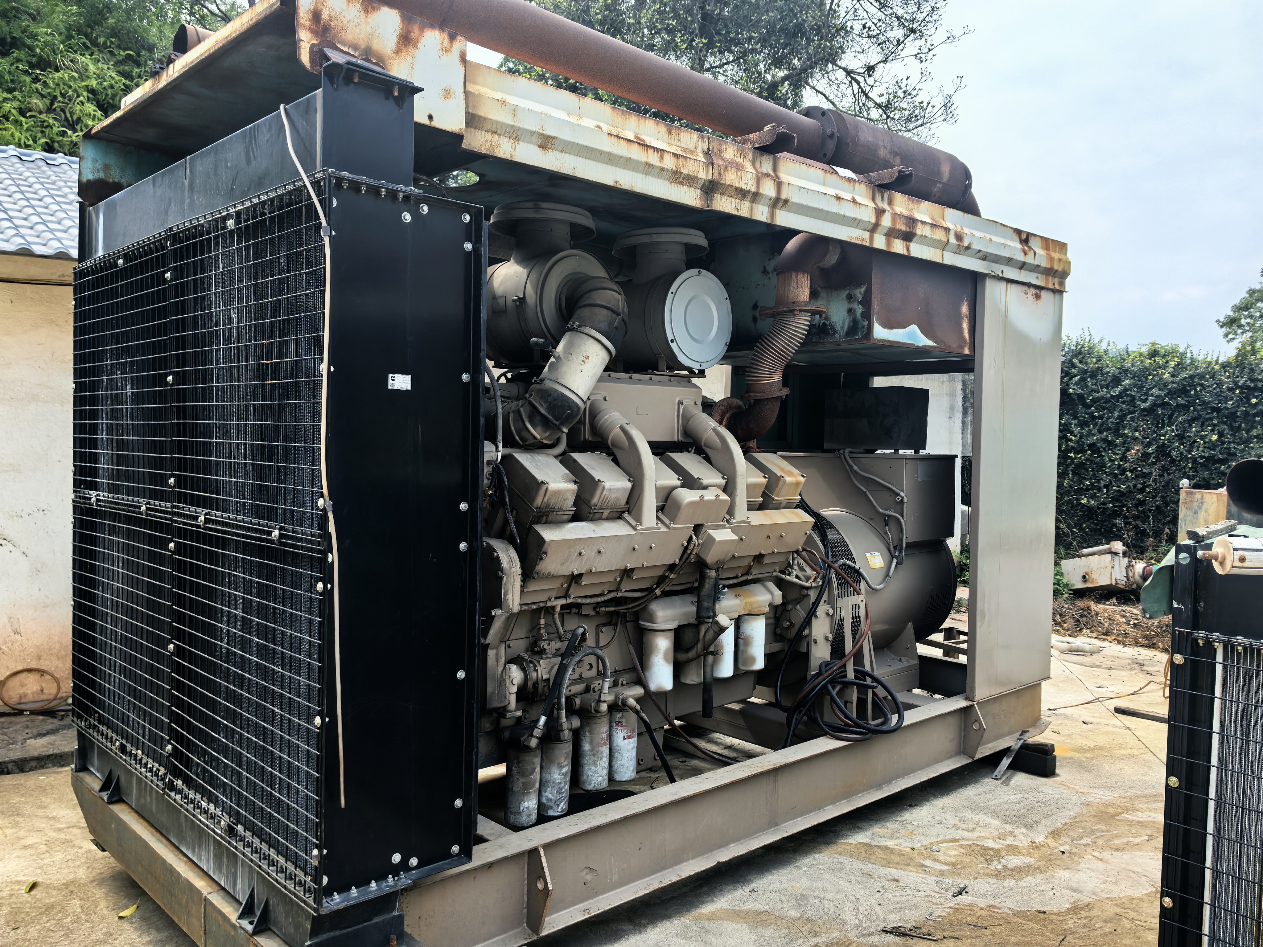 东风康明斯1600KW玻璃生产备用发电机出租租赁